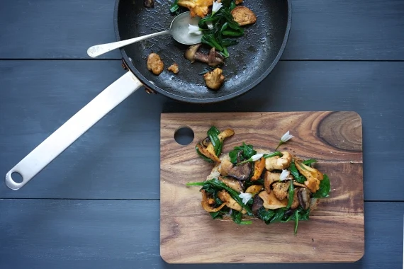 Forest mushrooms with wild garlic & seaweed with soda bread