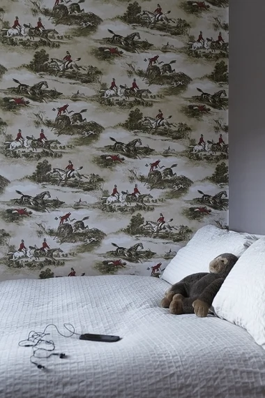 Horse wallpaper above a bed