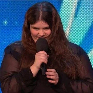 BGT contestant Emma Jones Stuns Crowd BGT contestant Emma Jones Stuns Crowd