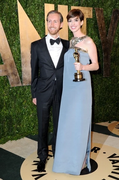 WEST HOLLYWOOD, CA - FEBRUARY 24:  Actress Anne Hathaway (R) and Adam Shulman arrive at the 2013 Vanity Fair Oscar Party hosted by Graydon Carter at Sunset Tower on February 24, 2013 in West Hollywood, California.  (Photo by Pascal Le Segretain/Getty Images)