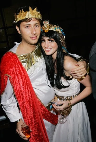 NEW YORK - OCTOBER 31:  Actress Anne Hathaway and boyfriend Raffaello Follieri attend Heidi Klum's 5th Annual Halloween party at Marquee on October 31, 2004 in New York City. (Photo by Evan Agostini/Getty Images)