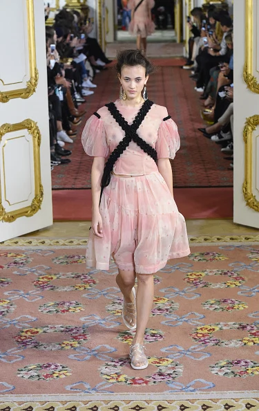 LONDON, ENGLAND - SEPTEMBER 19: Models walk the runway at the Simone Rocha show during London Fashion Week Spring/Summer 2016/17 on September 19, 2015 in London, England. (Photo by Stuart C. Wilson/Getty Images)