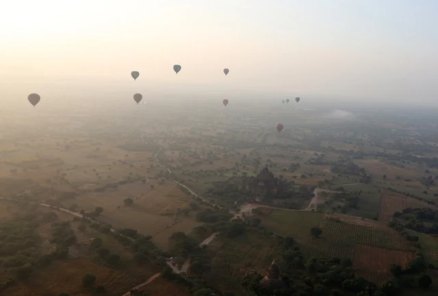 Baloons over the temples and pagodas of old Bagan 2335