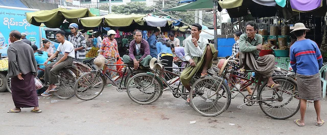 Bicacle Rickshawes drivers wairing the traditional Longhi 1009