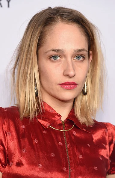 NEW YORK, NY - FEBRUARY 10: Actress Jemima Kirke attends the 2016 amfAR New York Gala at Cipriani Wall Street on February 10, 2016 in New York City. (Photo by Michael Loccisano/Getty Images)