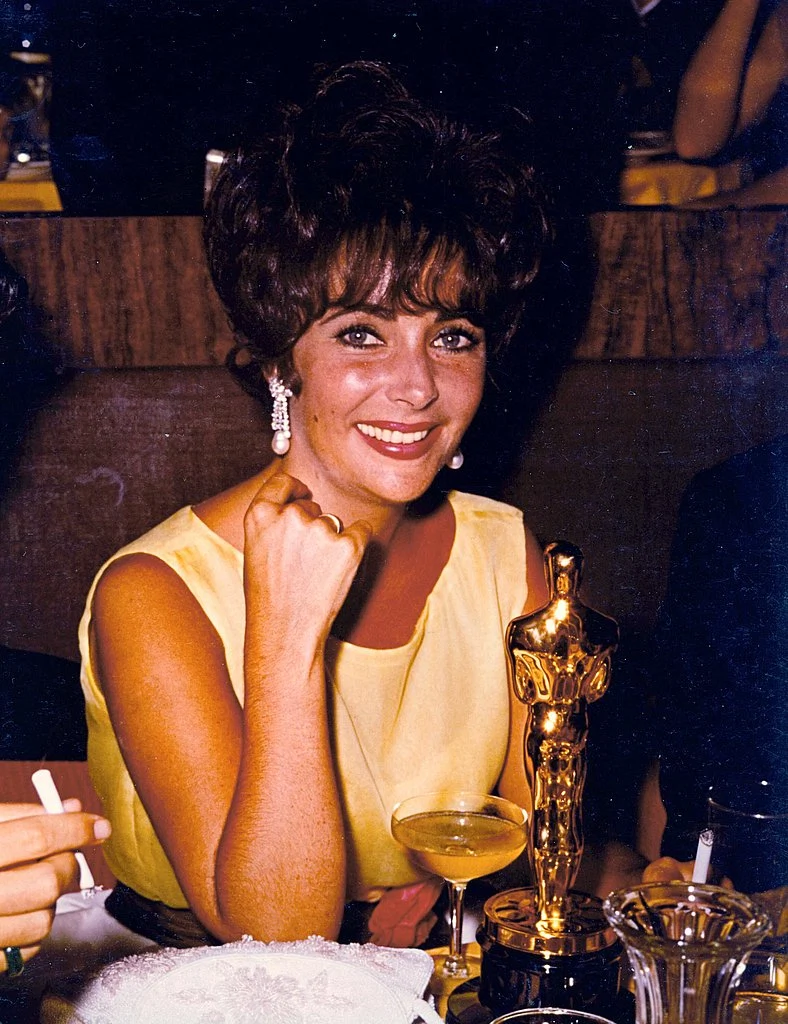 liz-butterfirld-8th-1961-posing-her-Academy-Award-best-actress