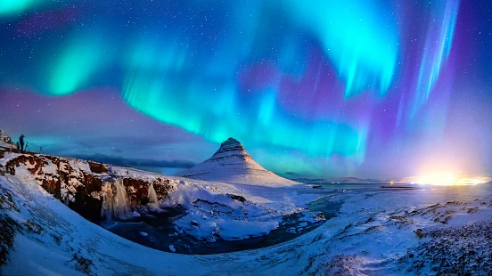 Spectacular northern lights appear over Mount Kirk