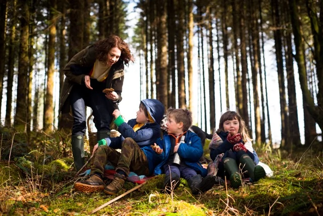 breaking-eggs-kids-cooking-programme-ballinahinch-connemara-galway-ireland-photographer-julia-dunin-154