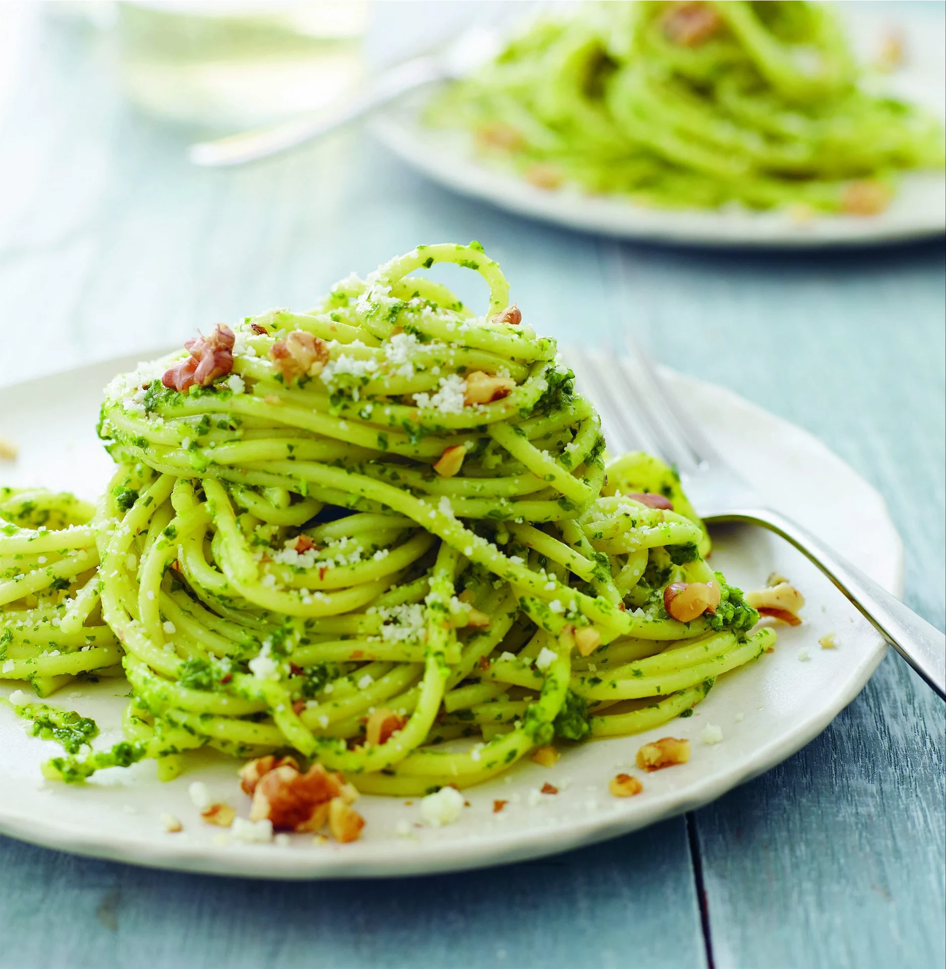 Fast and super-nutritious: spaghetti with kale & walnut pesto