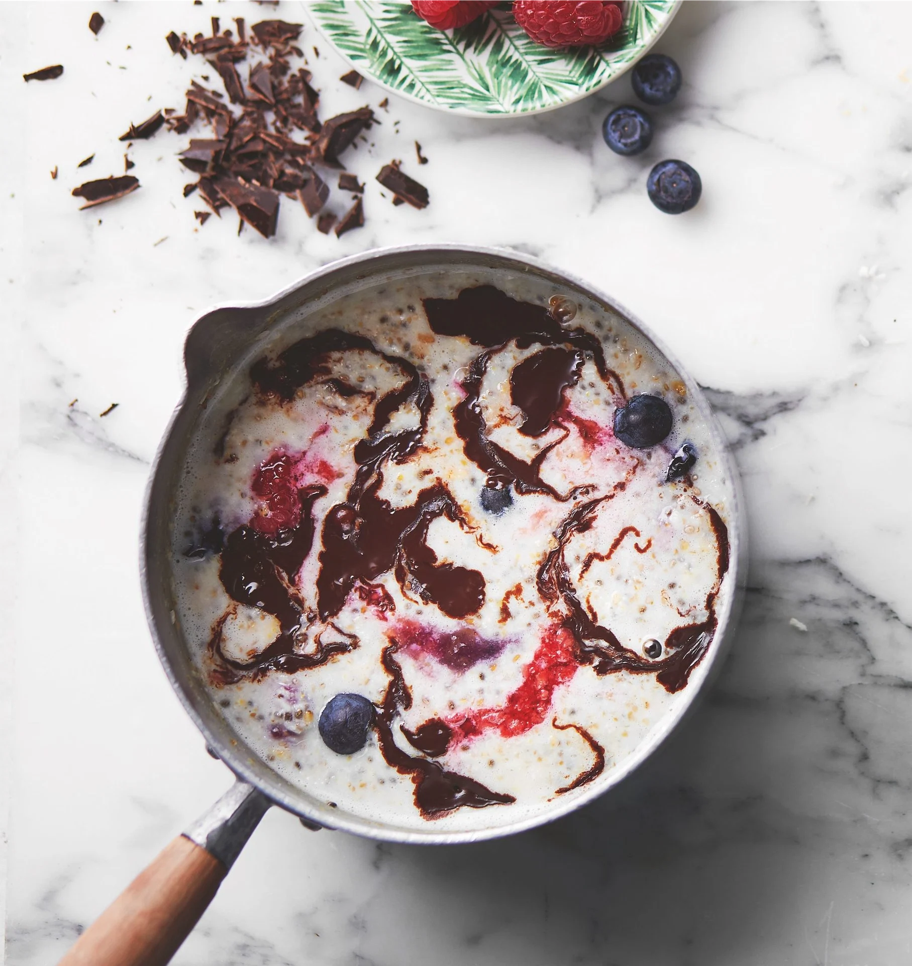 Sunday Power Brunch: Berry & dark chocolate protein porridge