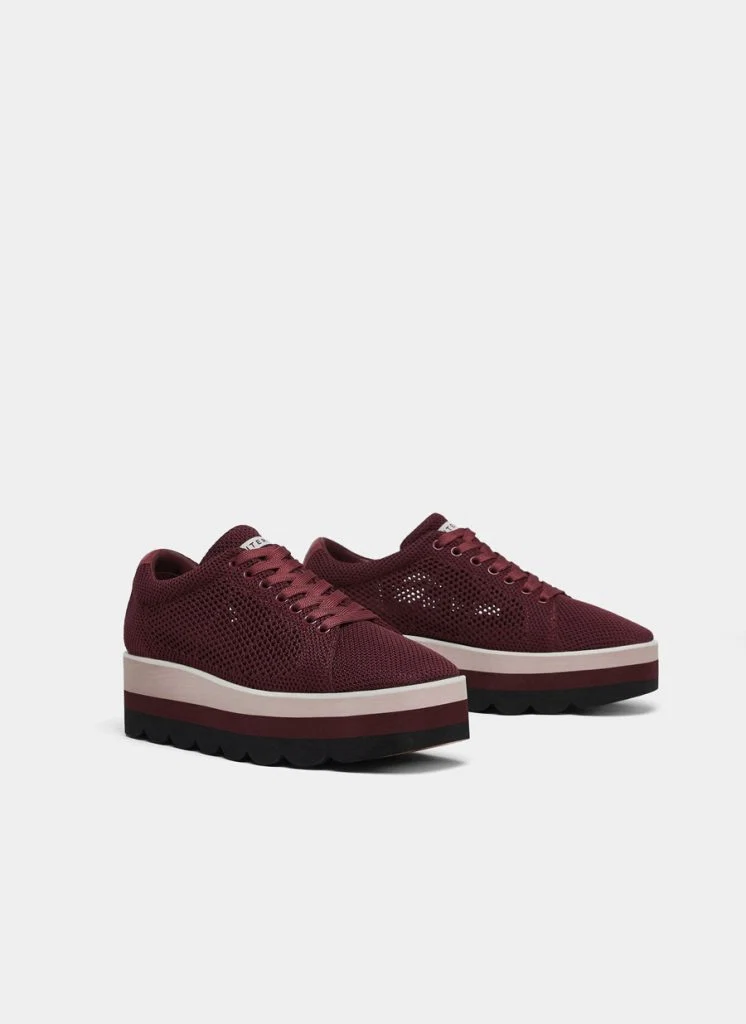 Burgundy derby trainers, €115 at uterque.com