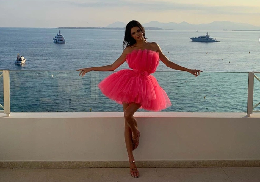 ‘The Flamingo’ and five other poses everyone’s pulling on Instagram