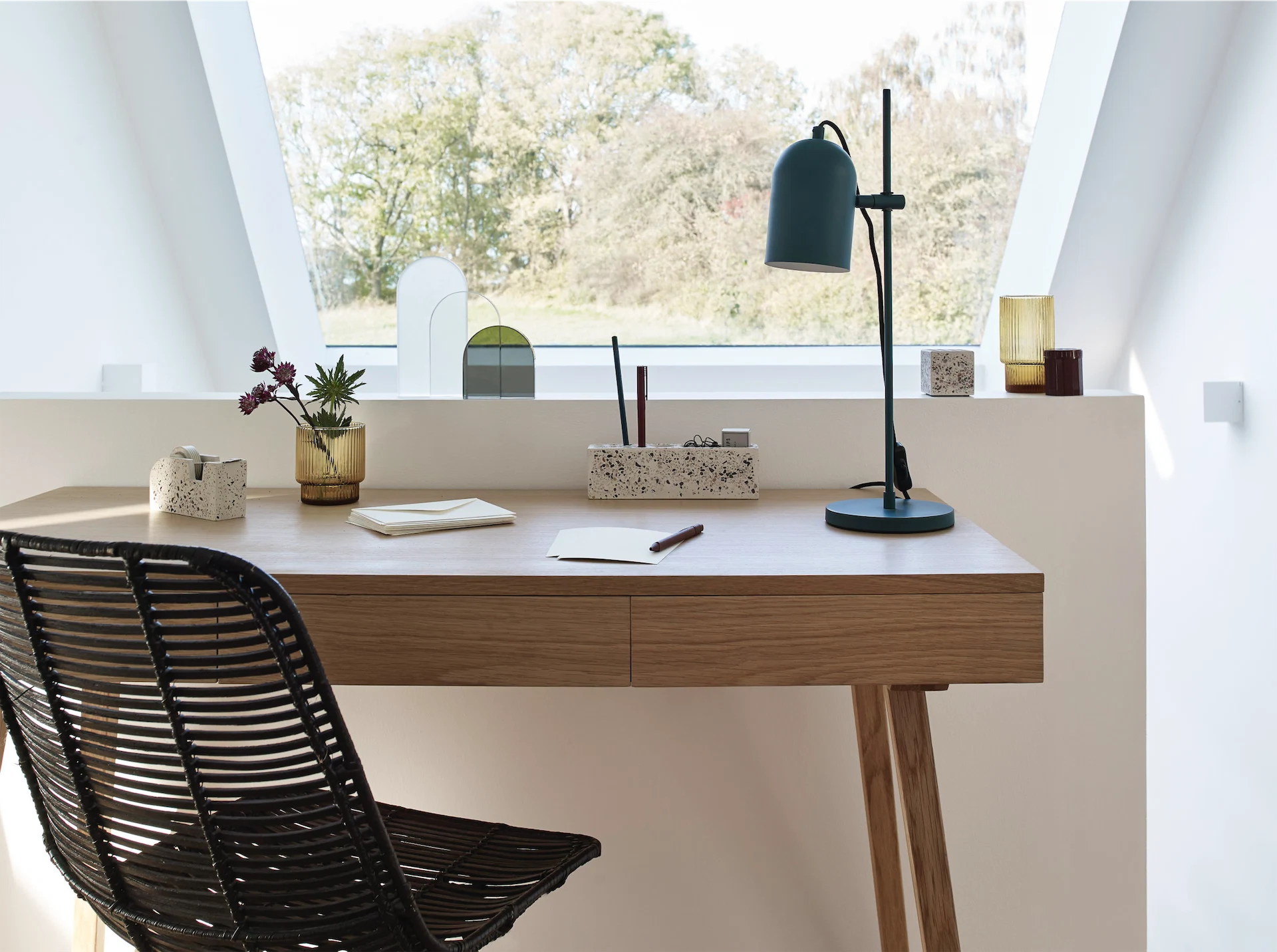 How to create a home office in a small space (and with limited levels of concentration)
