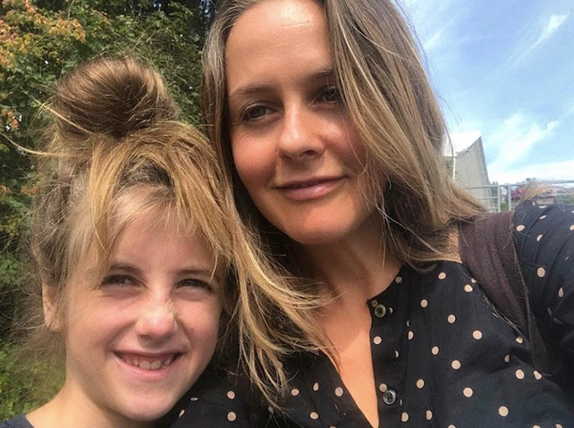 Why do we need to know that Alicia Silverstone likes taking baths with her tweenage son?