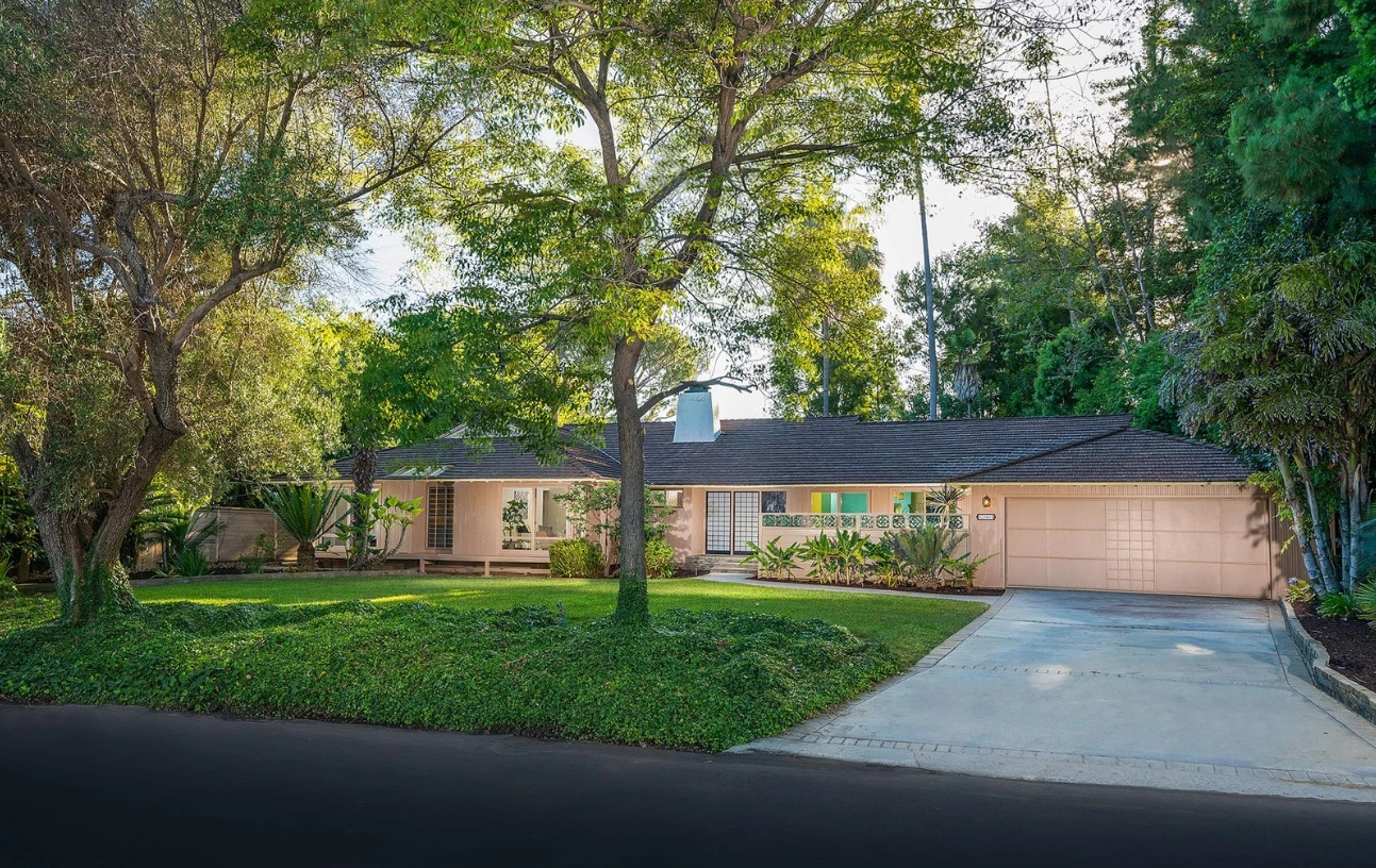 The Golden Girls house is on sale for $2.9 million, and the kitchen is wonderfully retro