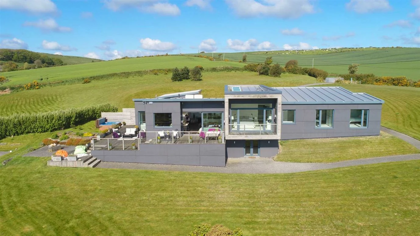 With unbroken sea views and an outdoor Jacuzzi, this architectural home in Kinsale is on the market for €2.35 million