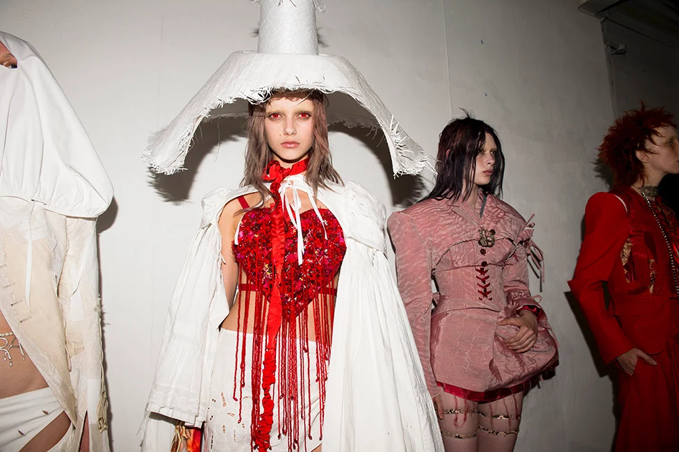 Everything to know before you use coloured contact lenses on Halloween