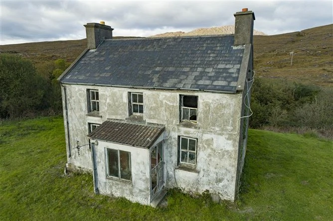 3 farmhouses to renovate on the market for €150,000