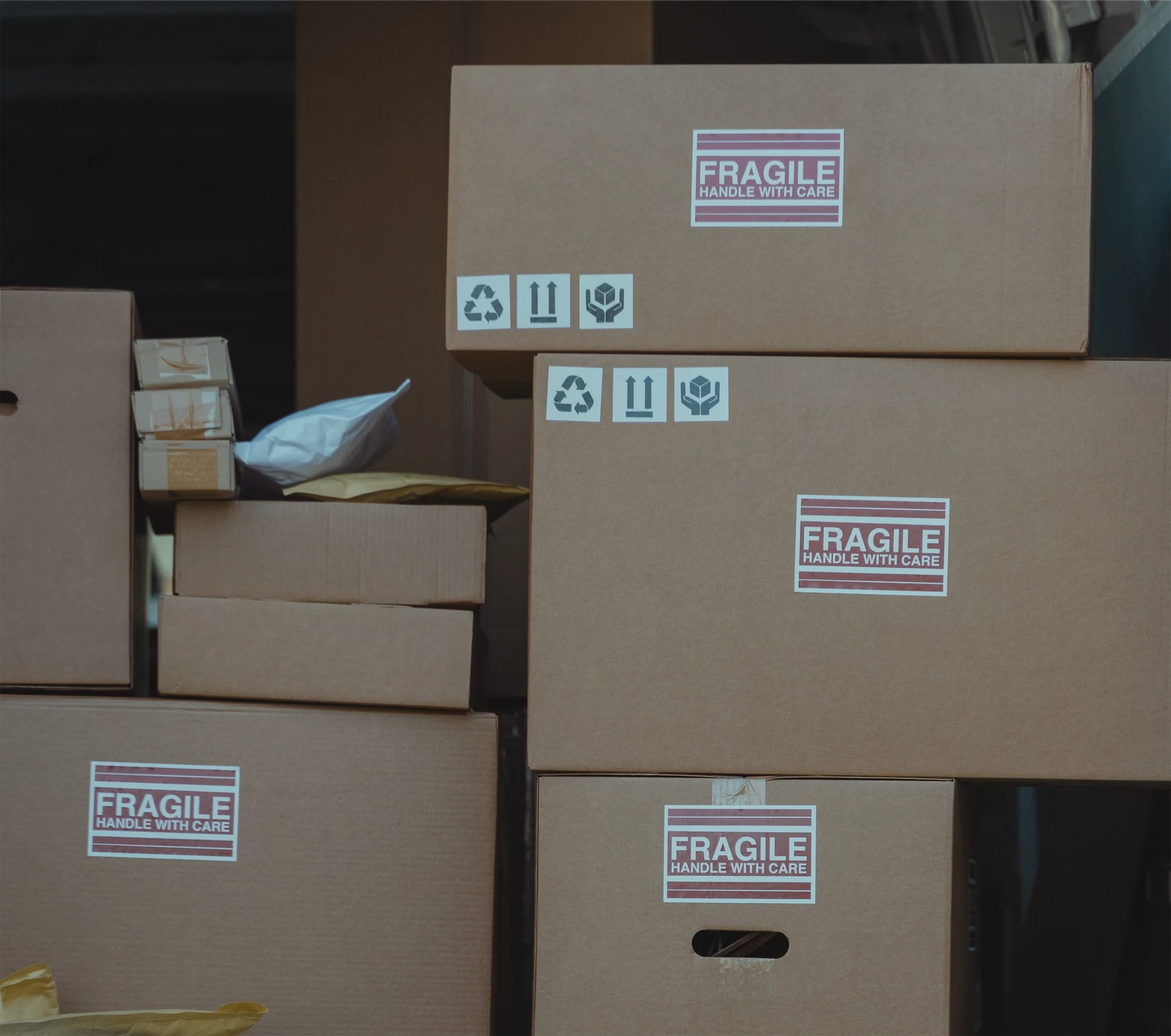 A Welsh man who shipped himself home from Australia wants to find the two Irish men who helped him