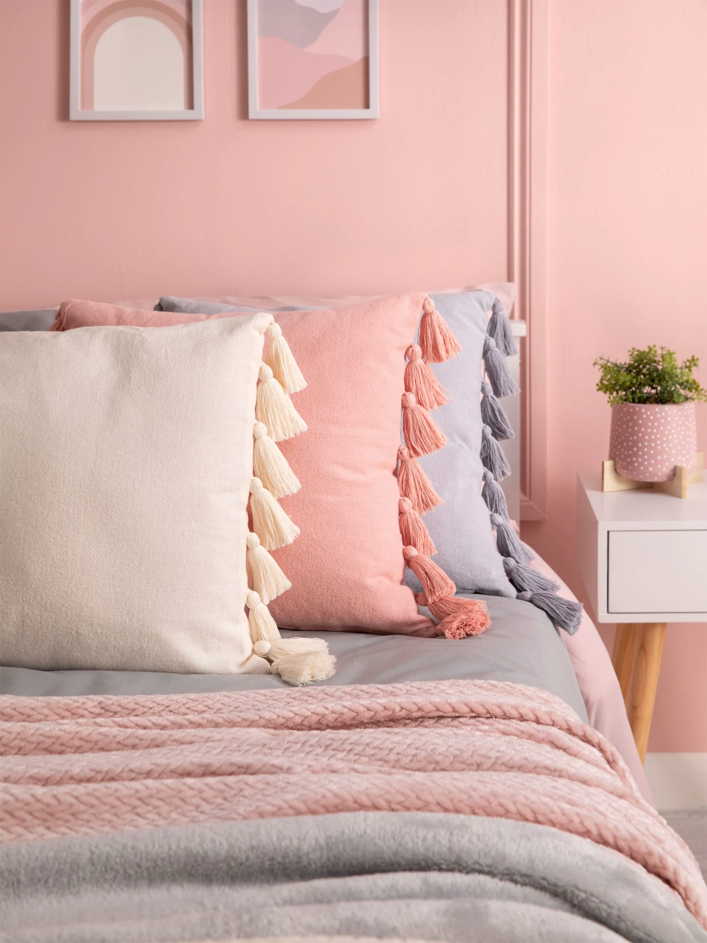 Soft touch woven throw, €7