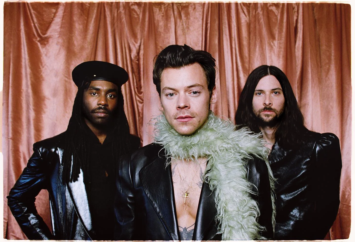 Harry Styles doesn’t think you should text him either Harry Styles doesn’t think you should text him either