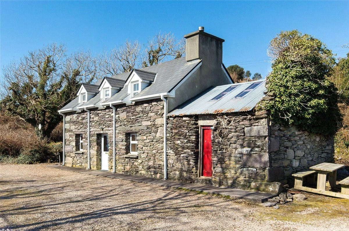 This charming cottage near Kenmare Bay is on the market for €285,000