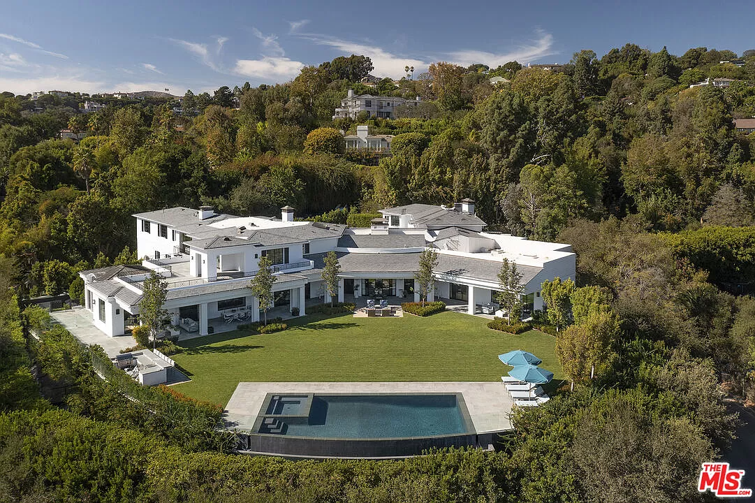Bennifer just bought a new house together and it has 17 bathrooms 