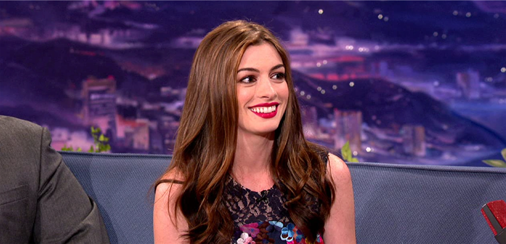 Watch: Anne Hathaway belts ‘Since U Been Gone’ out in front of Kelly Clarkson