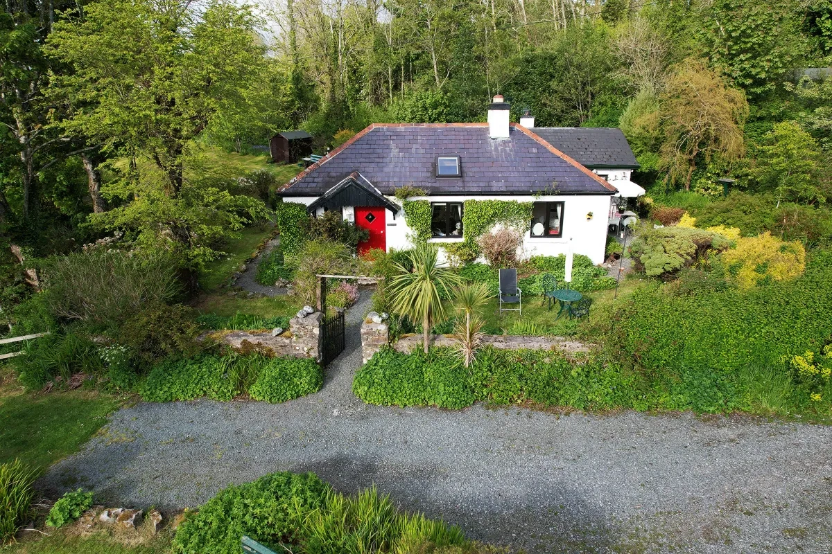 This beautiful lakeside cottage in Co Donegal is on the market for €250,000