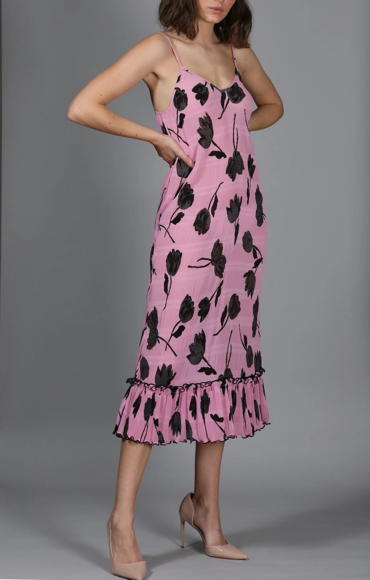 Hope & Ivy Fluted Sleeve Embroidered Maxi Dress in Ivory, rent from €70, Happy Days