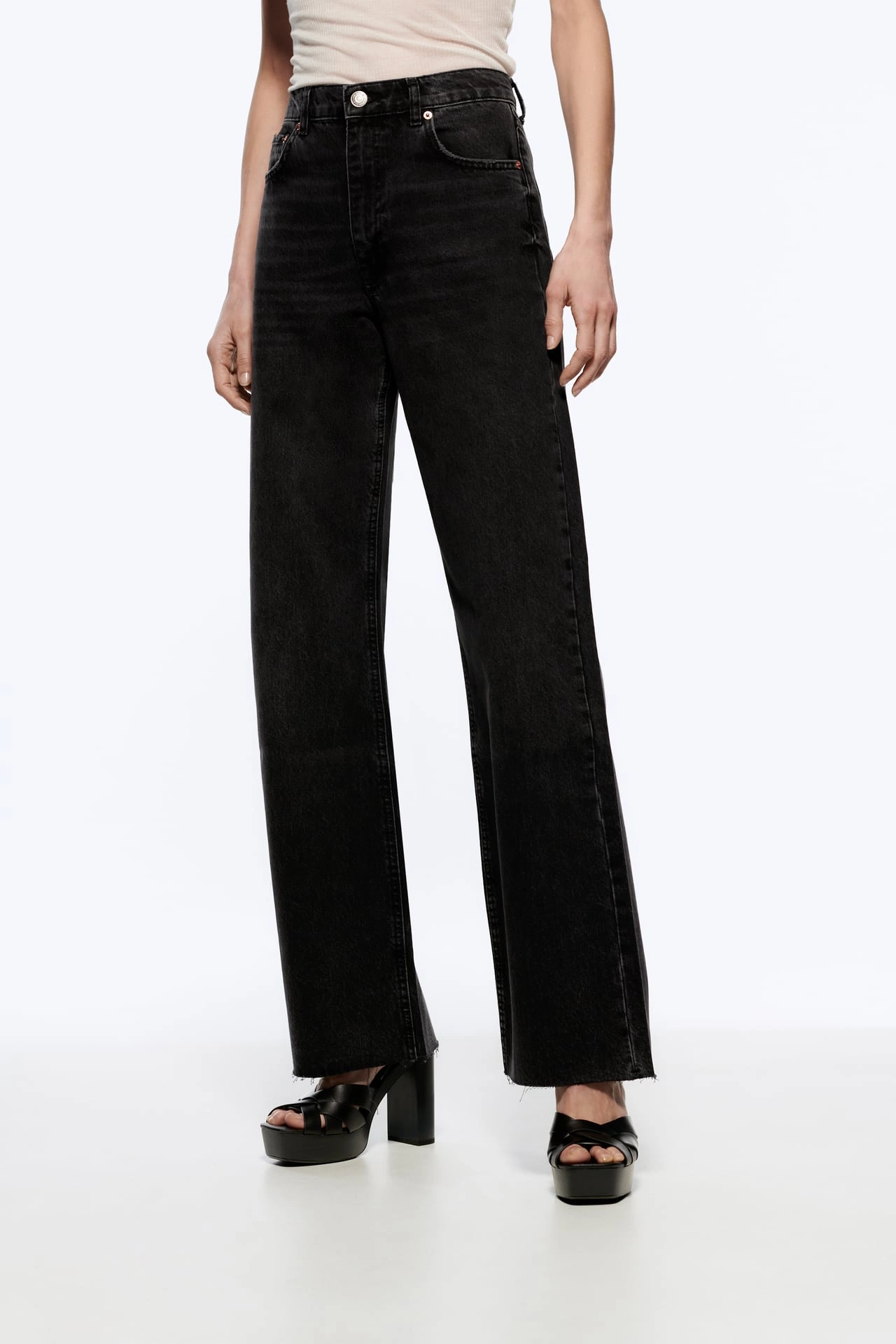 ZW The ‘90s Full Lenght Jeans, €25.99, Zara