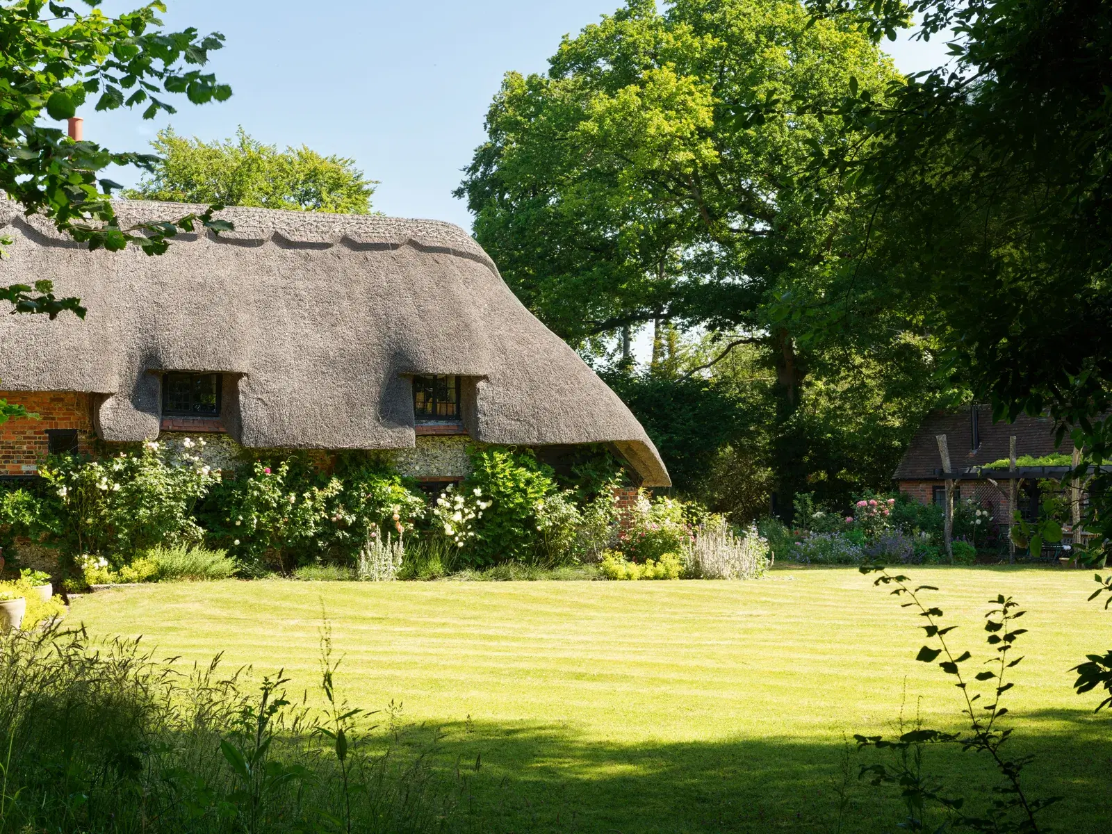 Sienna Miller’s home is a 16th century English thatched cottage of dreams — see for yourself