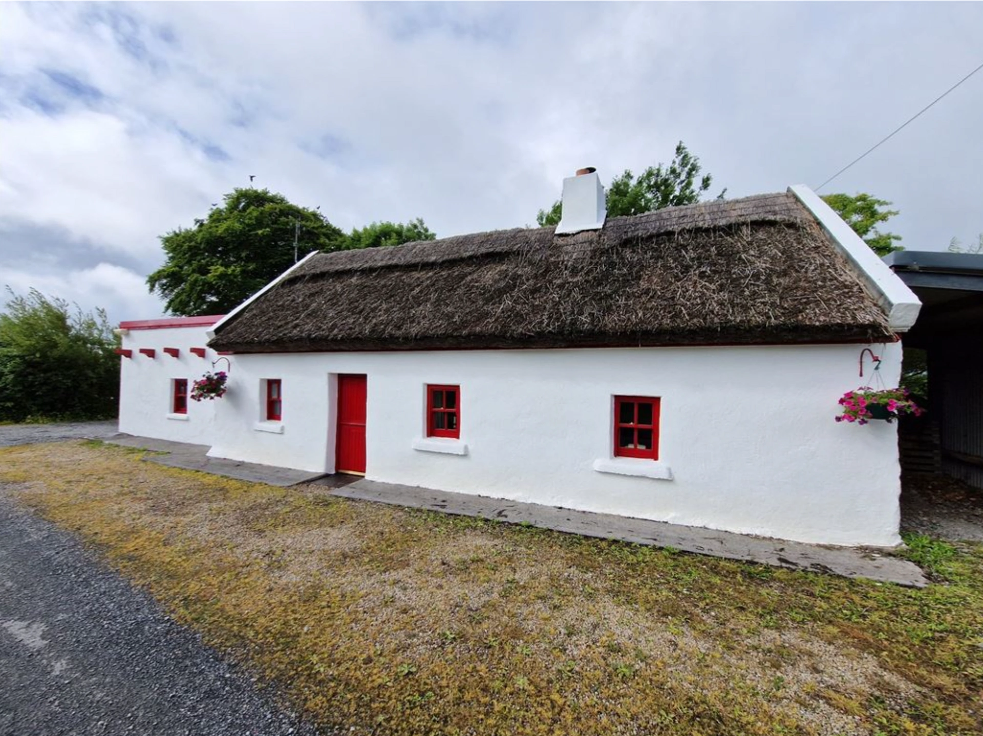 This traditional thatched cottage in in Co Mayo is on sale for €179,000