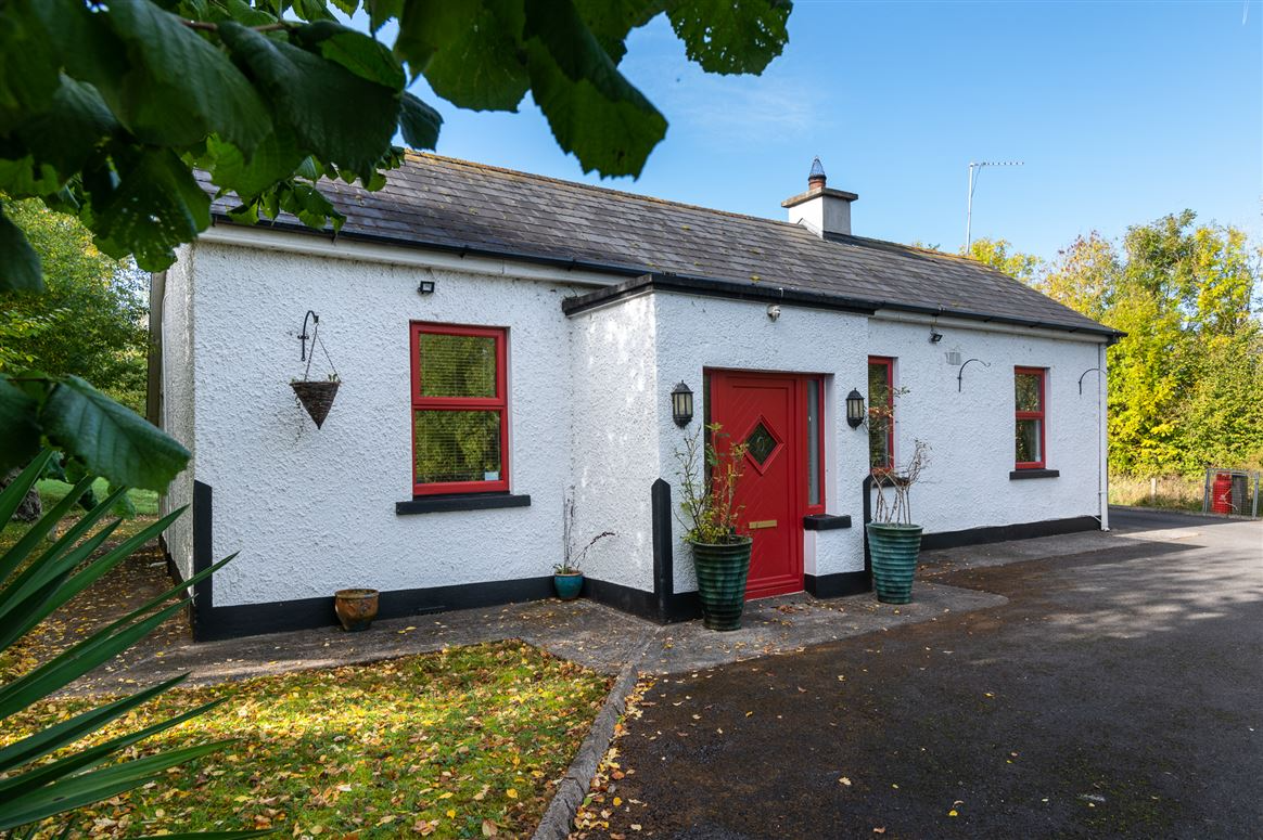This cosy country cottage with its own two-storey garage is on the market for €189,000