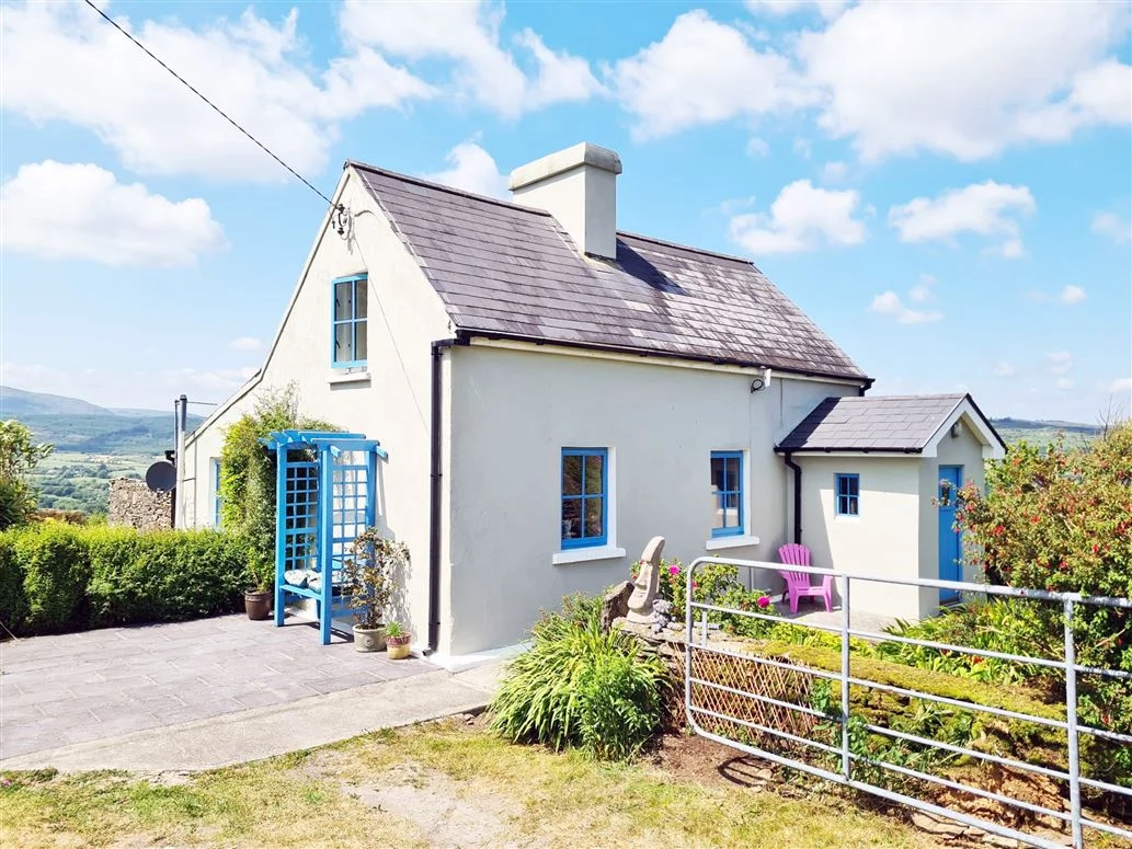 Look inside this colourful Cork cottage, currently on the market for €240,000 Look inside this colourful Cork cottage, currently on the market for €240,000