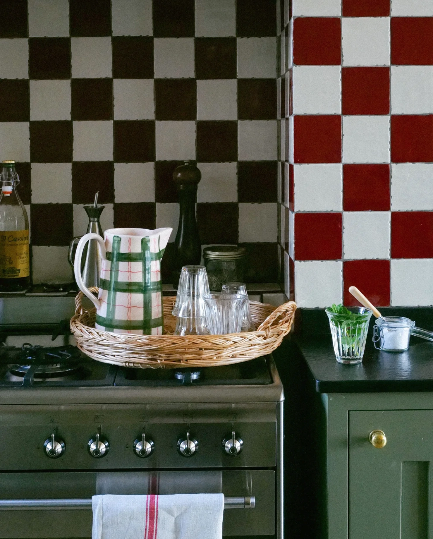 Cheerful checks: 32 pieces to add a playful touch to your home