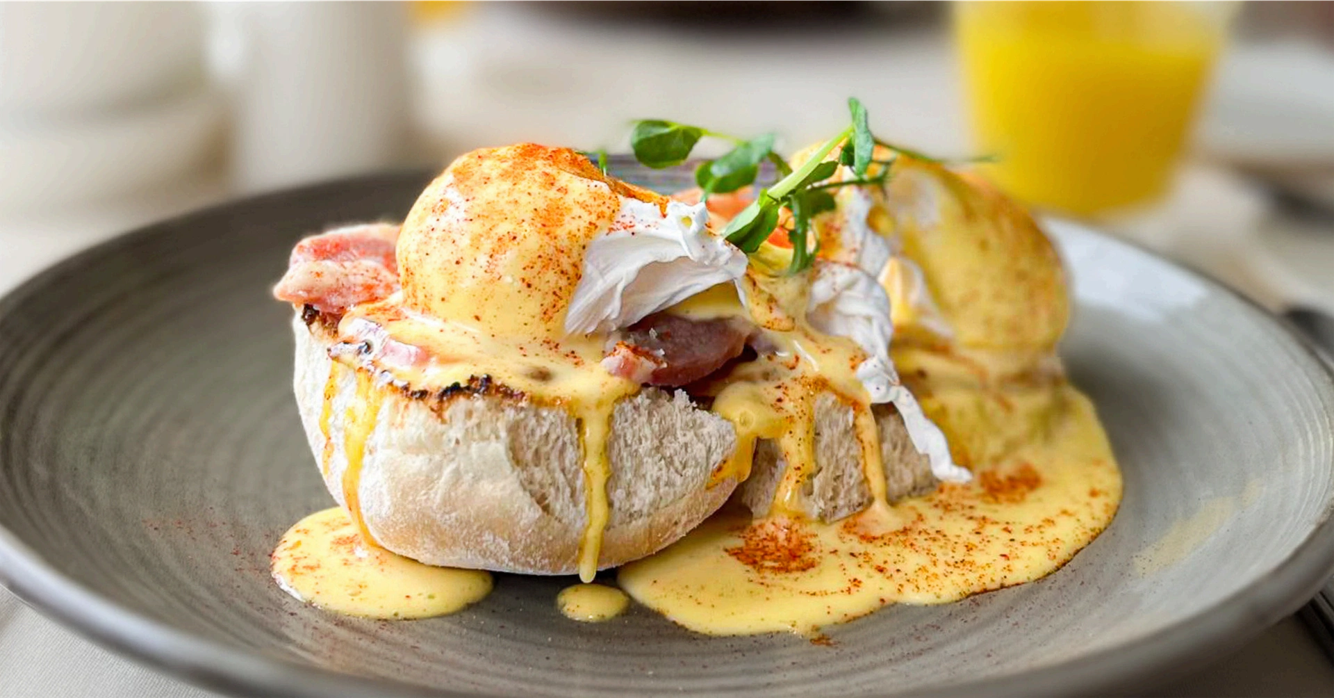 Blaa Eggs Benedict
