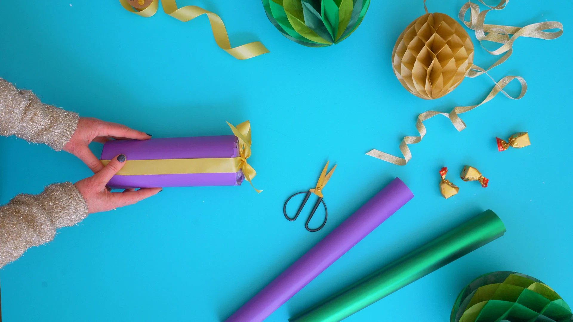 How to wrap a cylindrical gift: try this step-by-step guide