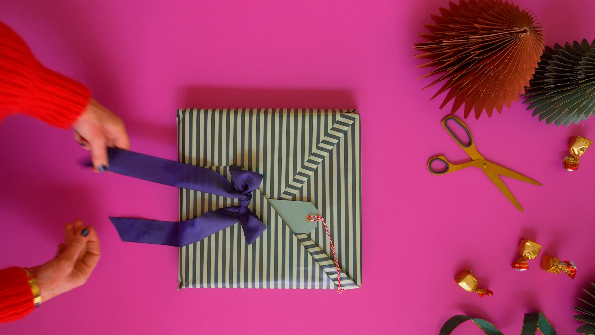Step-by-step: Try this creative wrapping method to make your Christmas gifts look extra special