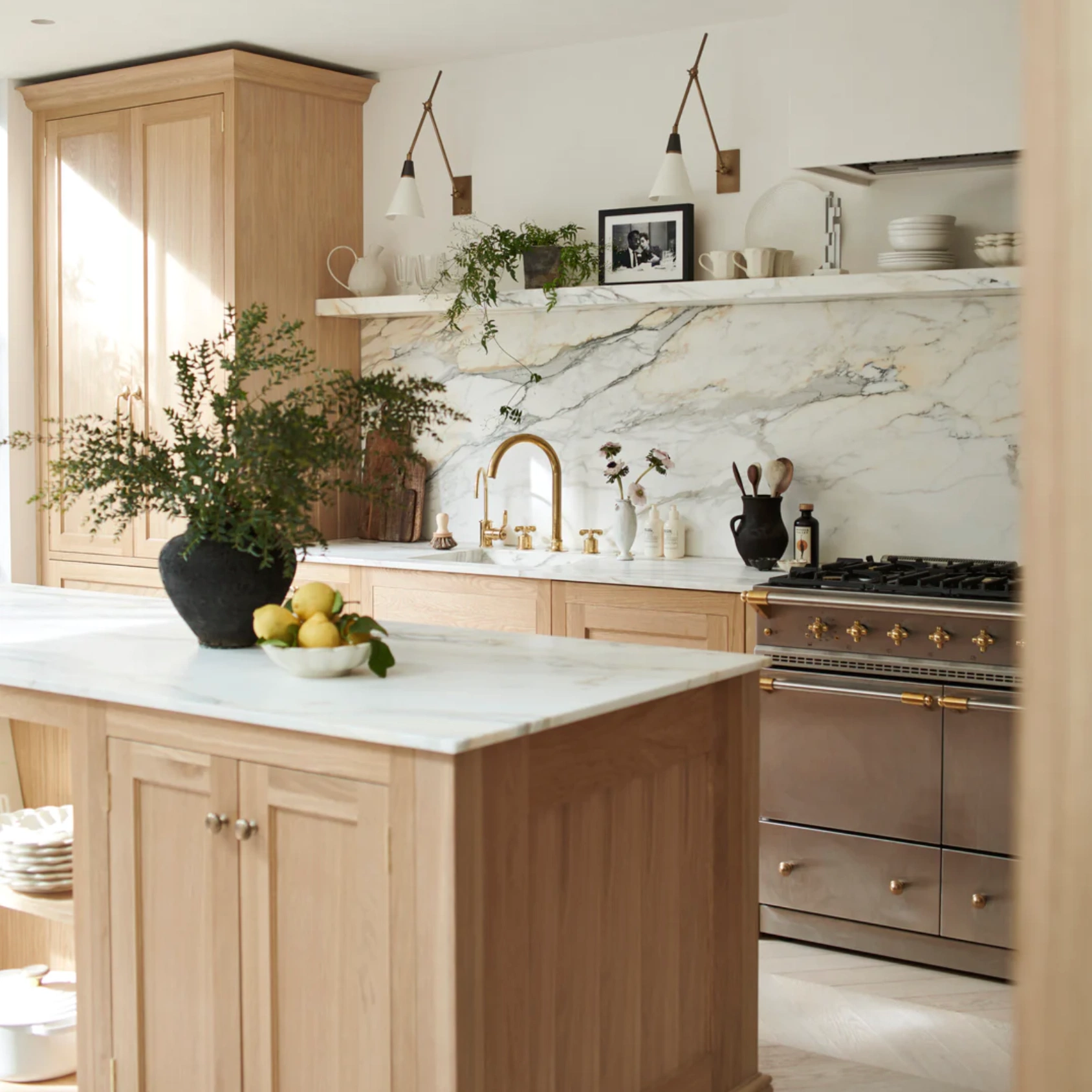 A marble worktop and backsplash by Neptune