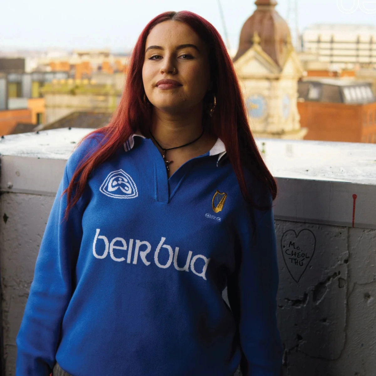 Beir Bua Geansaí Cniotáilte- Gorm, £60