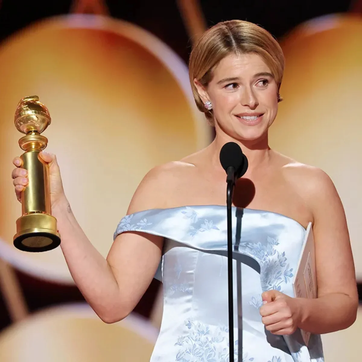 jessie buckley golden globes