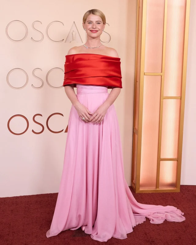 A closer look at Jessie Buckley on the red carpet at the Oscars, looking beautiful in Chanel ?

Good luck Jessie! ??