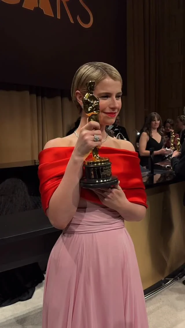 ? “I would like to dedicate this to the beautiful chaos of a mother’s heart. We all come from a lineage of women who continue to create against all odds.”

Congratulations to Jessie Buckley, who has just made history in becoming the first Irish actor to win an Academy Award for Best Actress! ?? ??