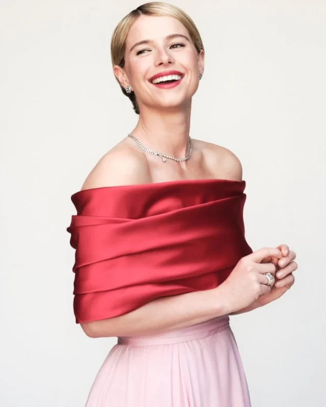 "The inspiration for Jessie’s look came from the colours of her dress," says @ninapark, Jessie Buckley's make-up artist. "With the striking red and pink tones, I wanted the make-up to feel harmonious. Soft, radiant skin, paired with a diffused red lip, highlighted her natural beauty, while maintaining an elegant and understated finish."

Take a look inside the Oscar winning beauty look a the link in bio ?

?: @ninapark, @chanel