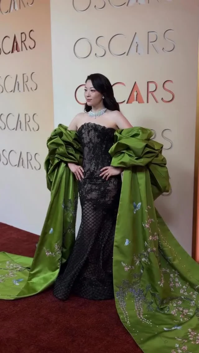 The #Oscars has officially started ? Here’s what everyone is wearing on the red carpet ???

Video via @theacademy

#theacademyawards #oscars #redcarpet