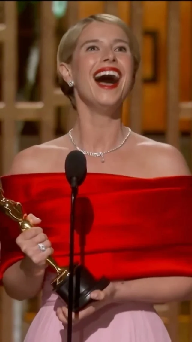 ? “I would like to dedicate this to the beautiful chaos of a mother’s heart. We all come from a lineage of women who continue to create against all odds.” 

Congratulations to Jessie Buckley, who has just made history in becoming the first Irish actor to win an Academy Award for Best Actress! ?? ??

See the full winner's list from the 98th Academy Awards at the link in bio!

?: @theacademy