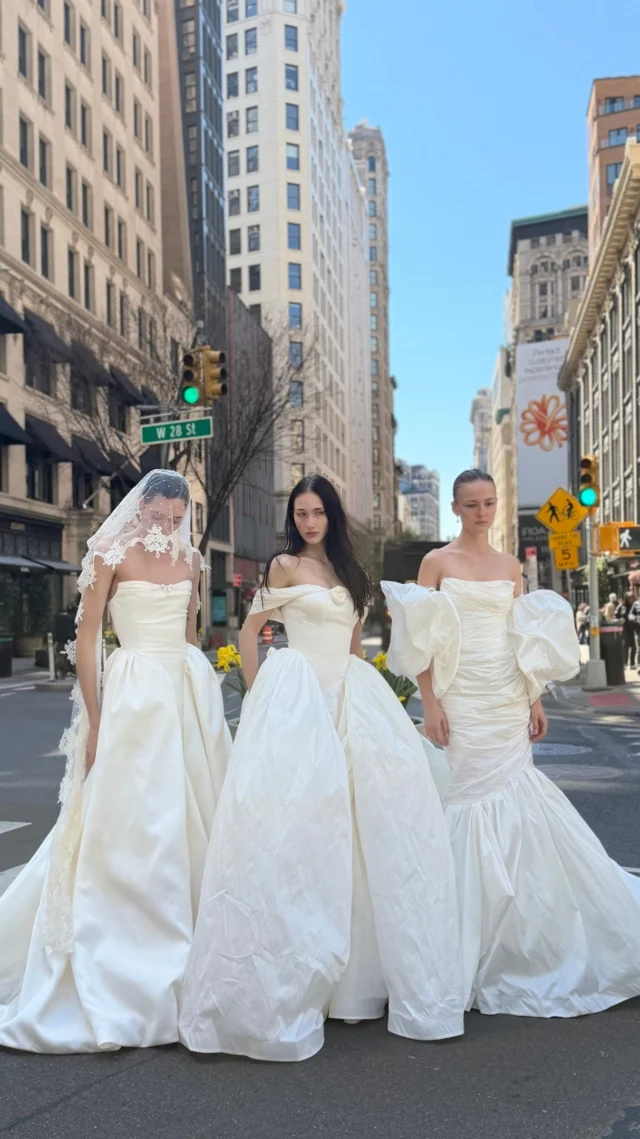 ? Come behind the scenes with us at New York Bridal Fashion Week? 

Between runway presentations and showroom installations across the city, our wedding contributor @evergreenbykellie has the inside scoop on trending designers, new collections, and the energy, detail, and creativity that are defining this bridal fashion season.

??: @evergreenbykellie

#NYBFW