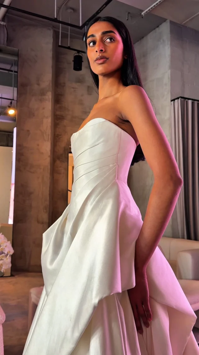 Get a glimpse at the new Kyha Scott and the KYHA Bride Chroma collection at #NYBFW. Inspired by the white silica sands of Australia’s east coast, the installation transformed the NYC flagship into an immersive gallery space. 

? For more bridal inspiration and to see what's trending on the bridal runway, visit the link in bio.

??: @evergreen_by_kellie 

#KYHABride #NYBFW