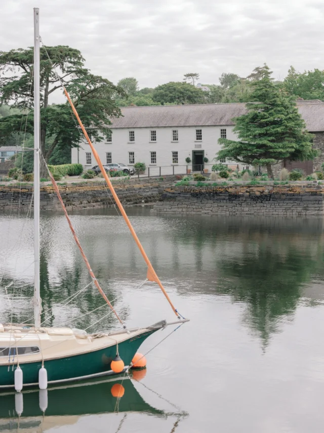 Overlooking Kinsale harbour, this reimagined 19th-century warehouse has been updated with a palette that reflects the shifting tides outside its door by @tighdesign. Read more in the spring/summer issue of IMAGE Interiors, on shelves now. 

Click the link in our bio to buy online. ?

Photography by @shantanustarick
